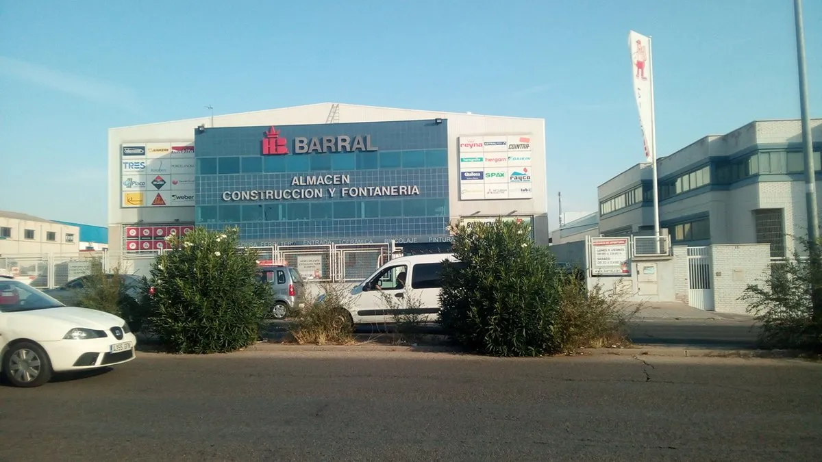 Showroom Barral. Tienda autoservicio y almacén.